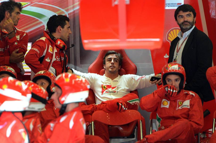 Spa 2012, Alonso segue la gara dai box dopo lo spavento dell&#39;incidente alla prima curva. Vettel è 2° e si porta a -24 da lui. Epa